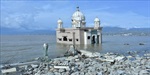 "المسجد العائم" يأبى الاستسلام لكارثة تسونامي في إندونيسيا